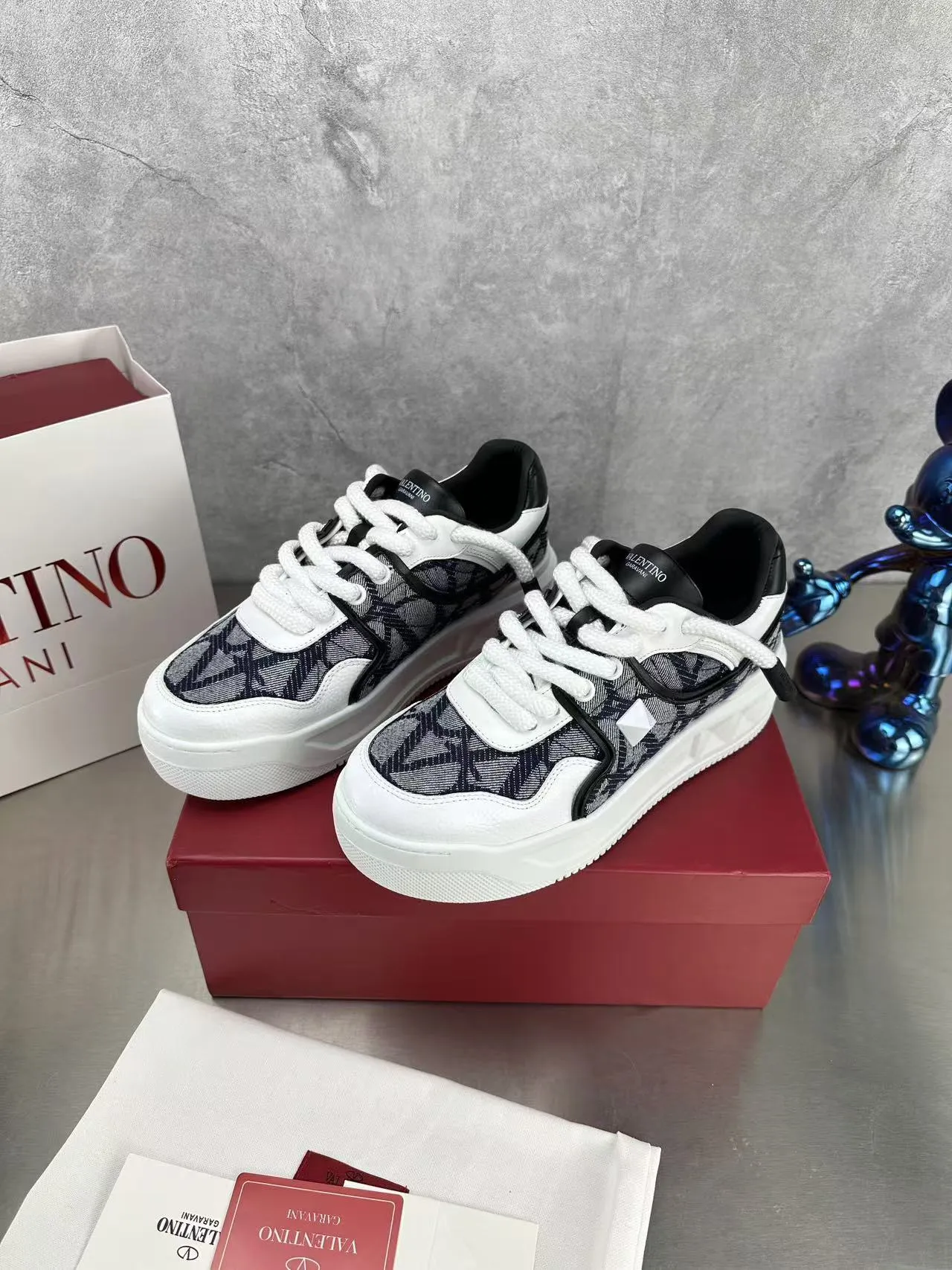 👟👟Ex-factory price 640👟👟 🔺Valentino🔺Valentino new casual shoes 2023 latest model hot style for catwalk couples, thick shoelaces, the same style as Elsa Hosk, Zhang Yixing, Guan Xiaotong and many other stars 🔥 Top version + lasting process, full oil edge on the upper. Fabric: Customized cowhide + cowhide lining with breathable mesh. Outsole: original molded TPU thickened outsole. Size for women is 35-40. Men’s size is 39-45.
